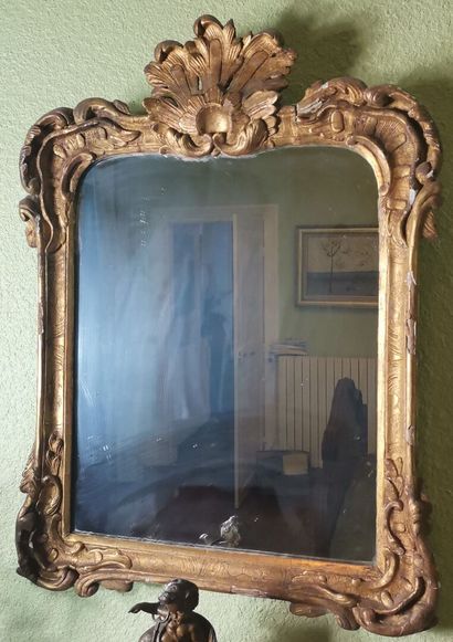 null Miroir en bois sculpté et doré, le fronton à coquille.

Travail italien du XVIIIème...
