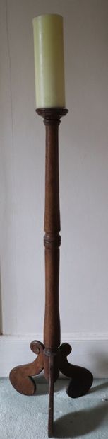 null Pique-cierge en chêne mouluré.

XIXème siècle.

H_124,5 cm