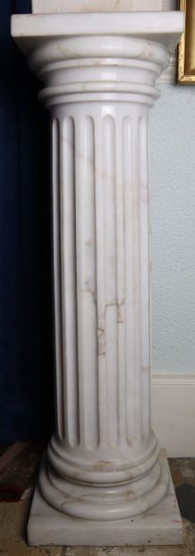 null Pair of fluted columns in veined white marble.

H_110,5 cm