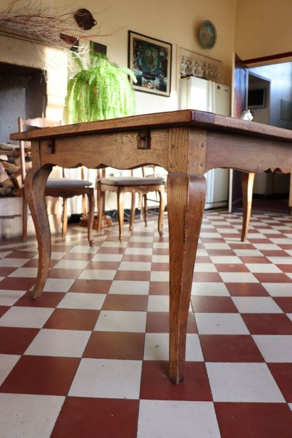null Table de salle-à-manger en chêne, le plateau formé de dalles de parquet Versailles.

Composée...