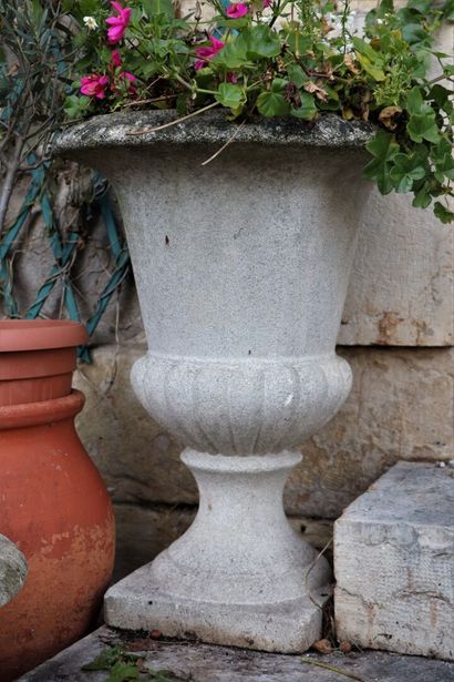 null Paire de vases Medicis en ciment.

H_67 cm D_53 cm