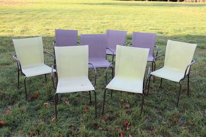 null Suite de huit fauteuils de jardin en toile de vinyle tressée, la structure en...