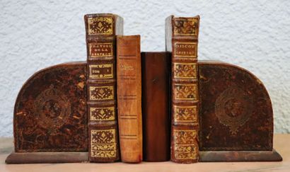 null Paire de serre-livres en bois et cuir, les appuis formés de deux livres anciens.

H_18,5...
