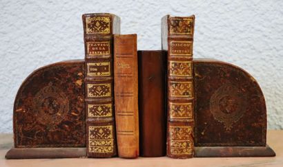 null Pair of bookends in wood and leather, the supports formed by two old books.

H_18,5...