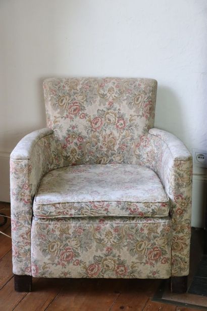 null French work of the 1930s.

Pair of club armchairs upholstered with floral tapestry.

H_69...