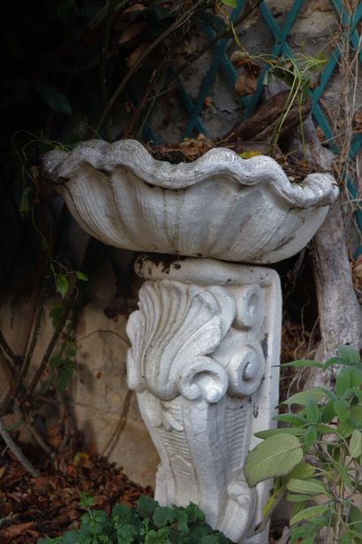 null Fontaine d'applique en pierre reconstituée laquée blanc, de style Régence.

H_75...