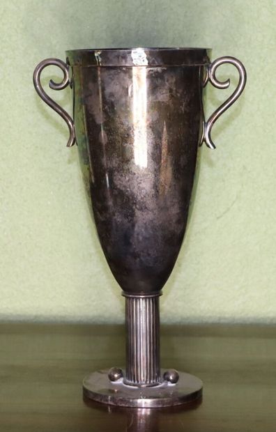 null Jean DESPRÉS (1889-1980)

Haute coupe cornet à deux anses détachées en métal...