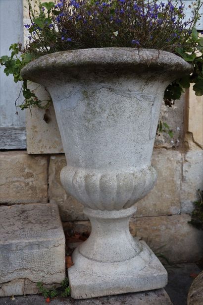 null Paire de vases Medicis en ciment.

H_67 cm D_53 cm