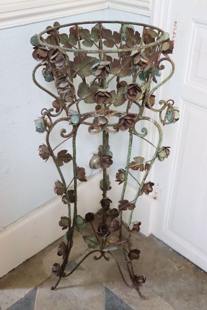 null Pair of planters in iron and wrought iron, partially lacquered.

H_106,5 cm...