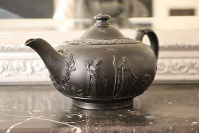 null WEDGWOOD.

Black bisque teapot called "black basalt".

H_13 cm L_23 cm