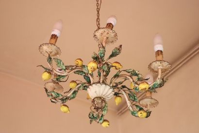 null Lacquered iron chandelier with six lights, decorated with lemons.

H_110 cm,...