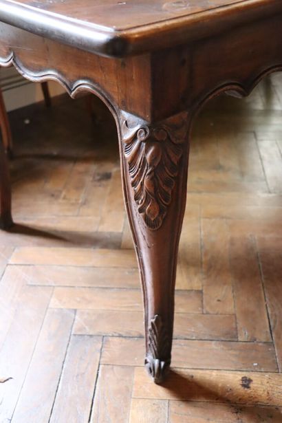 null Table de salle-à-manger en bois mouluré et sculpté.

Style Louis XV.

H_78 cm...