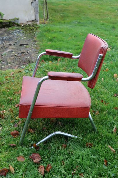 null Travail français des années 1950.

Paire de fauteuils de salon ; les structures...