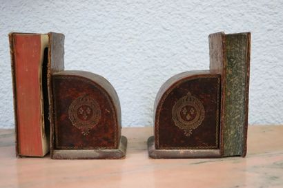 null Paire de serre-livres en bois et cuir, les appuis formés de deux livres anciens.

H_18,5...