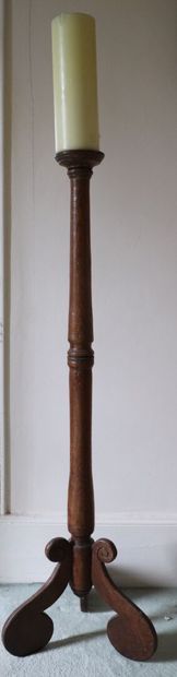 null Pique-cierge en chêne mouluré.

XIXème siècle.

H_124,5 cm