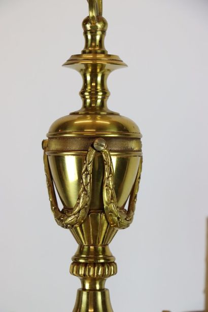 null Lustre en bronze à six lumières.

Style Louis XVI.

H_78 cm L_55 cm