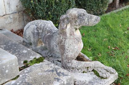 null Pair of lying dogs in reconstituted stone.

H_64 cm L_116 cm l_40 cm