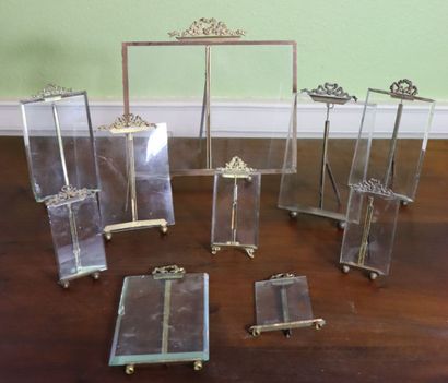 null 
Collection of ten small antique frames with ribbon bows.




Louis XVI style.



Chips...
