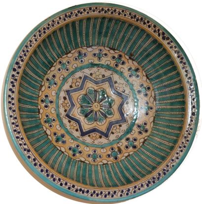 null Ensemble de céramiques comprenant : un plat creux de Fès, Maroc, quatre assiettes...