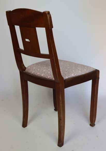 null Louis SUE (1875-1968) et André MARE (1885-1932).

Chaise en bois teinté acajou,...