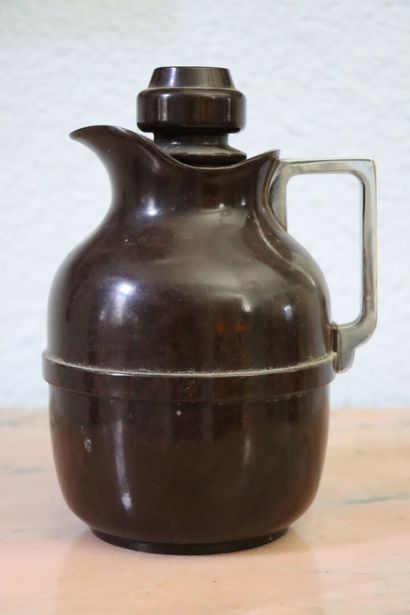 null Thermos in brown bakelite, the catch in chromed metal.

About 1925.

H_22,5...