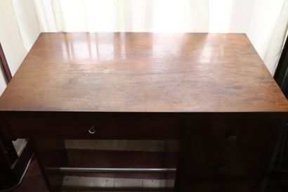 null French work of the 1930s.

Veneer desk opening with five drawers, chromed metal...