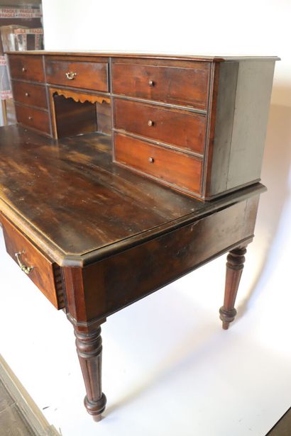 null Important desk in stained walnut, molded and carved.

19th century.

H_126 cm...