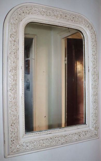 null Miroir cintré en bois et stuc laqué blanc.

Vers 1900.

H_70 cm L_53 cm