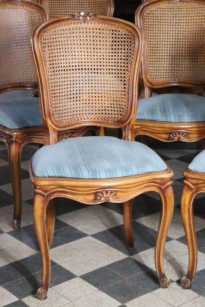 null Suite de huit chaises en bois mouluré et sculpté, les assises et dossiers cannés.

Galettes...