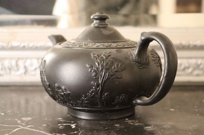 null WEDGWOOD.

Black bisque teapot called "black basalt".

H_13 cm L_23 cm