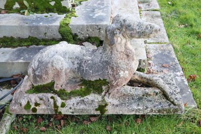 null Pair of lying dogs in reconstituted stone.

H_64 cm L_116 cm l_40 cm