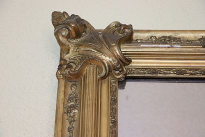 null Miroir de trumeau en bois et stuc doré.

Epoque Napoléon III.

H_185 cm L_127...