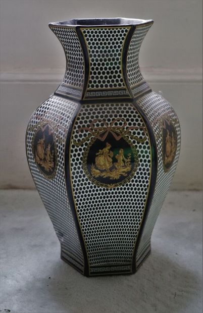 null ITALIE.

Vase en porcelaine à décor de médaillons figurant des scènes galantes.

H_37...