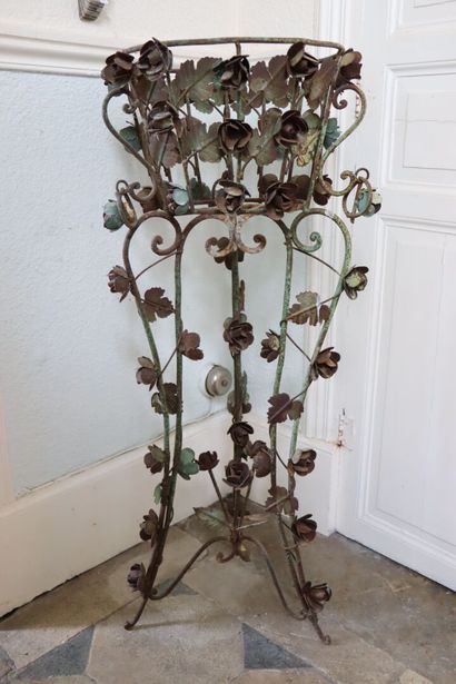 null Pair of planters in iron and wrought iron, partially lacquered.

H_106,5 cm...