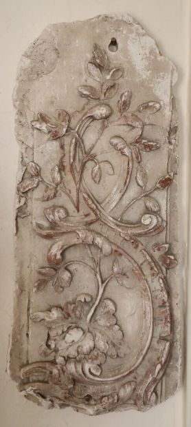 null Two decorative elements in stucco.

L_48 cm & 51,5 cm, accidents