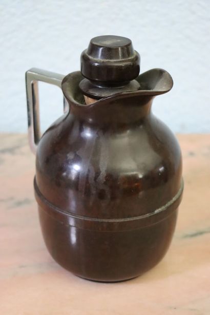 null Thermos in brown bakelite, the catch in chromed metal.

About 1925.

H_22,5...