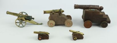 null Ensemble de cinq canons miniatures composites en bois, fonte et laiton.

L_6...