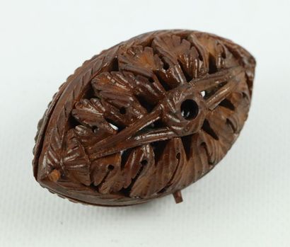 null Oval rosary box in carved corozo nut.

XIXth century.

L_8 cm