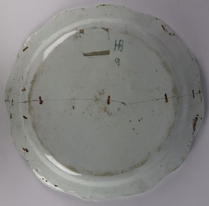 null ROUEN.

Large earthenware dish with polychrome decoration with the horn of plenty.

XVIIIth...