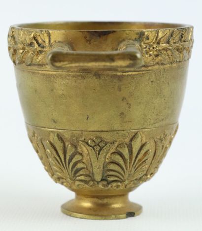 null Ensemble d'objets en bronze et laiton comprenant :

un vase à anses à la grecques,...