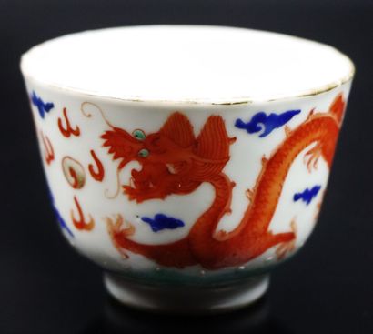 null CHINE.

Sorbet en porcelaine à décor polychrome de dragons poursuivant la perle...