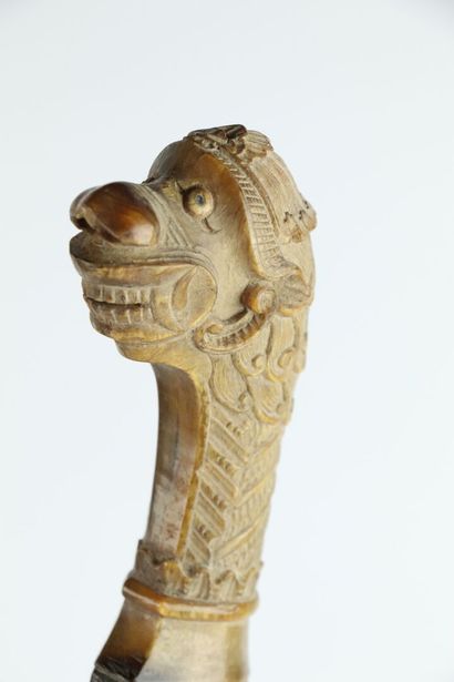 null INDONESIA.

Saber, the spindle in carved horn with chimera decoration.

Wood...