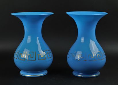 null Pair of turquoise opaline vases, frieze of gold Greek.

Napoleon III period.

H_19...