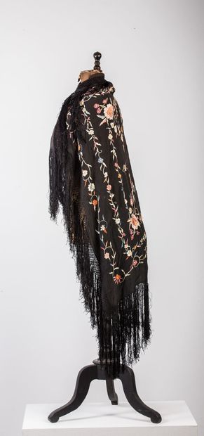 null Silk shawl embroidered with flowers.

L_92 cm, out of fronds, small acciden...