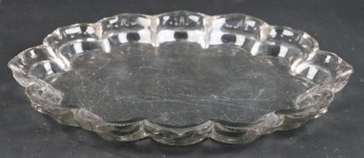 null BOHEME.

Tray in crystal of scalloped form.

XIXth century.

L_32,2 cm, chips...