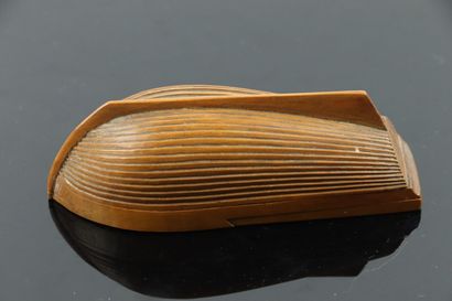 null Snuffbox with system, in the shape of a carved wooden boat.

Work of 206-Objets...