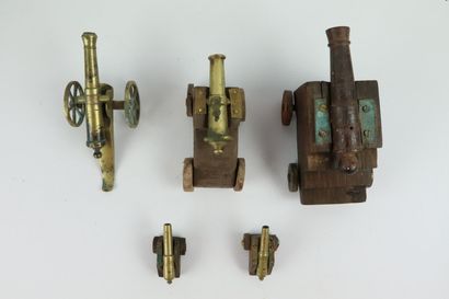 null Set of five composite miniature cannons in wood, cast iron and brass.

L_6 cm...