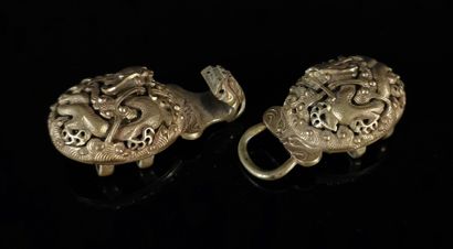 null CHINA.

Gilt bronze belt buckle with reticulated decoration of dragons among...