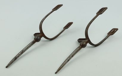 null Pair of iron spurs.

19th century.

L_28 cm