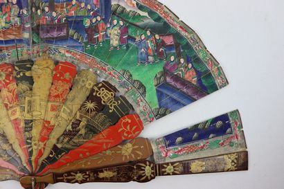 null CHINA, Canton.

Fan, the leaf painted with gouache of court scenes.

The frame...